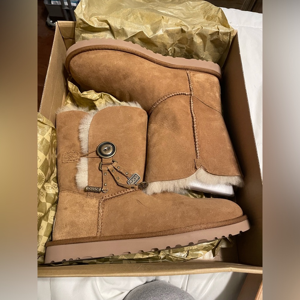 Ugg short chestnut boots, never worn size 9